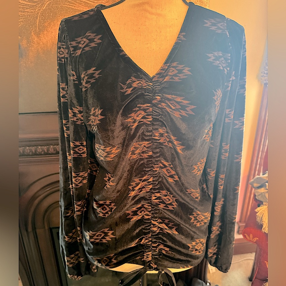 Sterling Kreek NWT Black velvet feel material with taupe Aztec design Never Worn